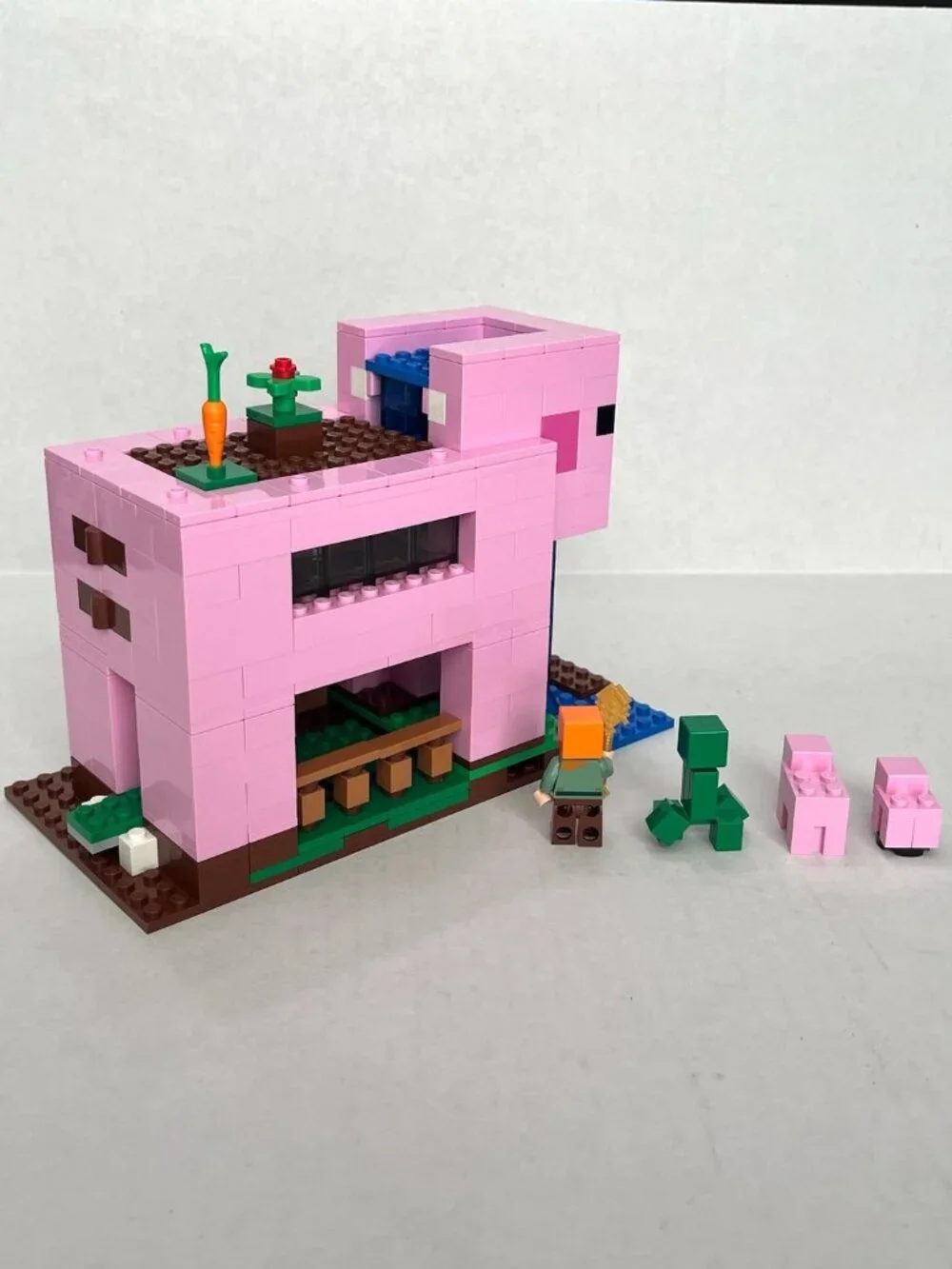 LEGO Minecraft The Pig House #21170 RETIRED
